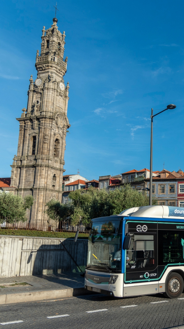 autocarro STCP em frente à torre dos Clérigos